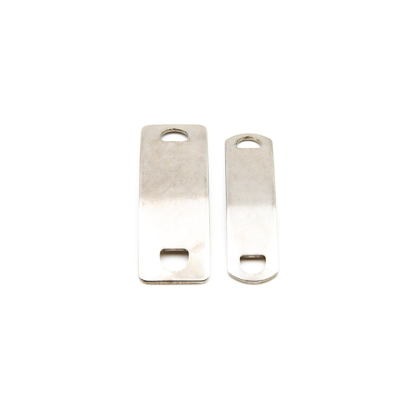 Conector de acero inoxidable plateado.