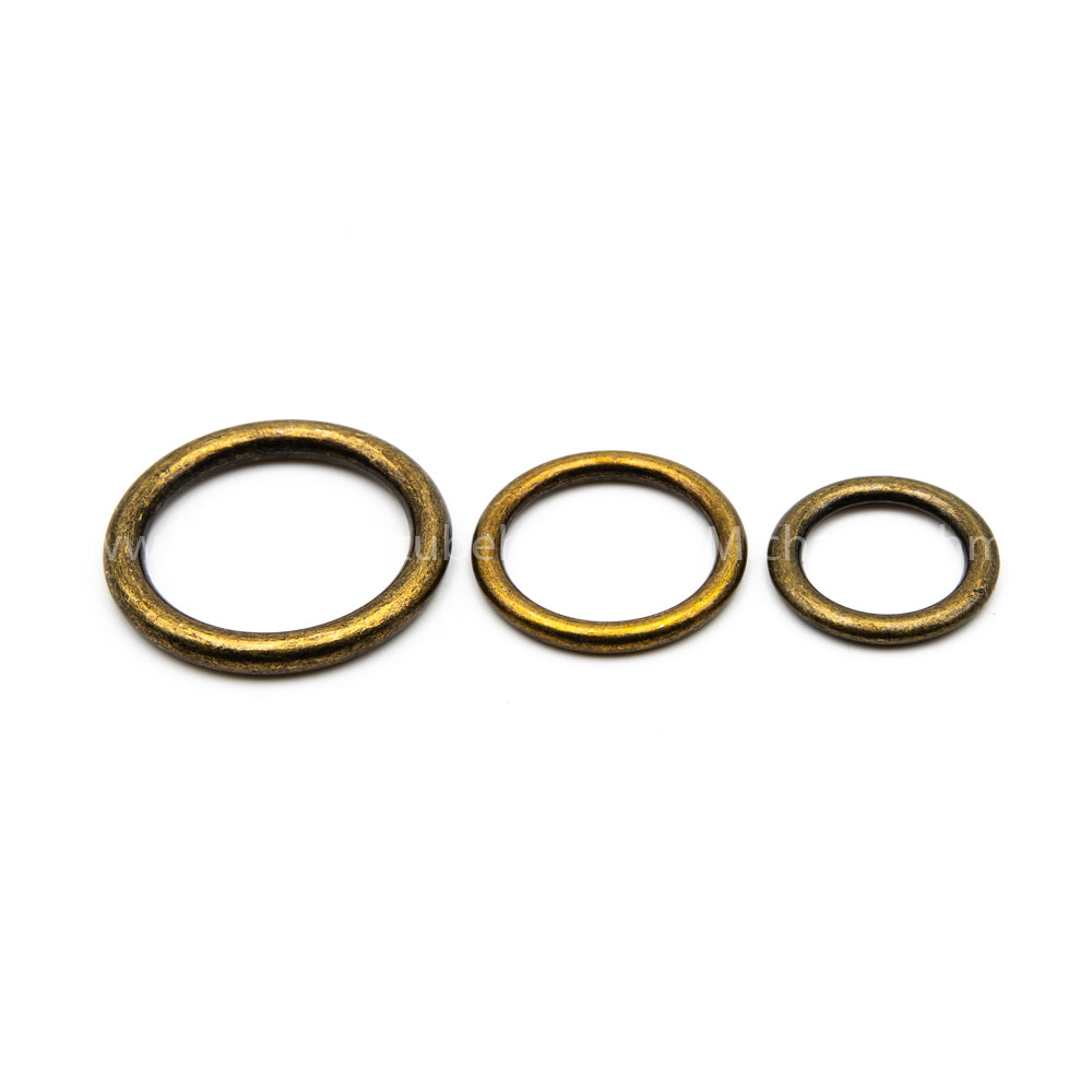 Bague ronde en laiton antique