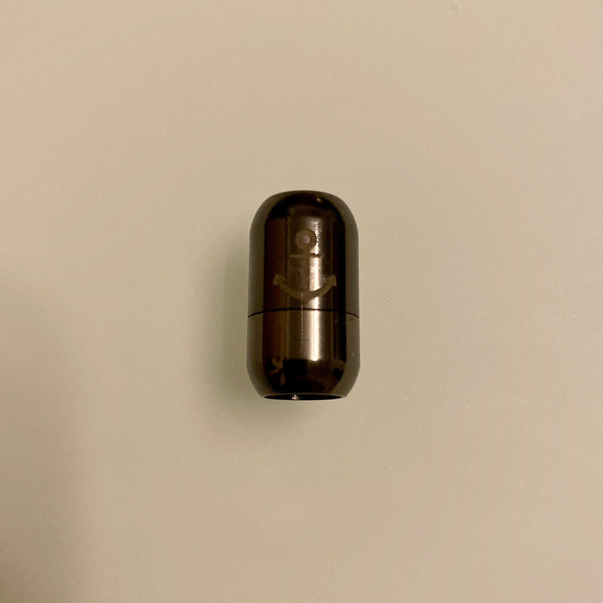 Cierre magnético de acero inoxidable.